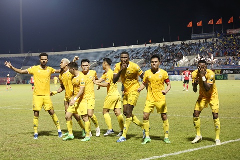 CLB Quảng Nam ăn mừng chiến thắng trước nhà đương kim vô địch V-League - Ảnh: VIẾT ĐỊNH CLB Quảng Nam ăn mừng chiến thắng trước nhà đương kim vô địch V-League - Ảnh: VIẾT ĐỊNH