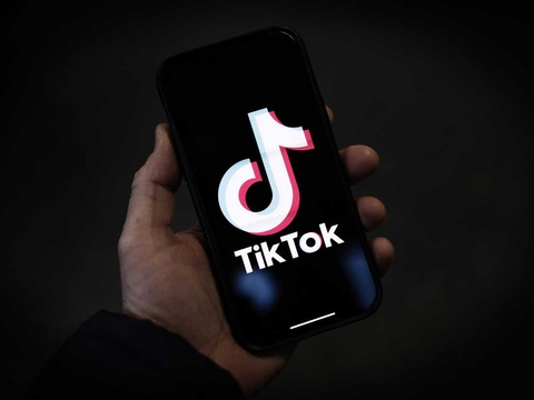 Đăng video bị sa thải lên TikTok: Tưởng hay ho nhưng cực kỳ rủi ro- Ảnh 1. Việc đăng tải các video sa thải trên TikTok là “cực kỳ rủi ro đối với triển vọng việc làm trong tương lai” - Ảnh: NPR