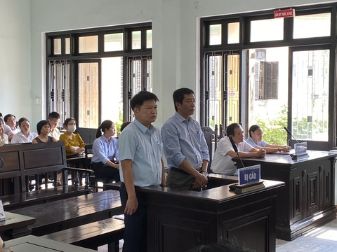 Cựu giám đốc CDC Huế được miễn án tù- Ảnh 1. Bị cáo Hoàng Văn Đức và Hà Thúc Nhật (nguyên giám đốc và trưởng phòng kế hoạch tài chính của CDC Huế) tại tòa - Ảnh: NGỌC MINH