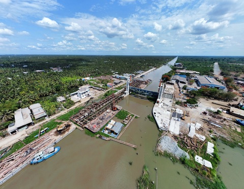 Độ mặn sông Tiền bất ngờ tăng, đóng cống ngăn mặn lớn thứ 2 miền Tây- Ảnh 1. Cống ngăn mặn Nguyễn Tấn Thành (tỉnh Tiền Giang) là cống ngăn mặn lớn thứ 2 tại miền Tây lại phải đóng cống vì độ mặn trên sông Tiền tăng cao trong ngày 8-5 - Ảnh: MẬU TRƯỜNG