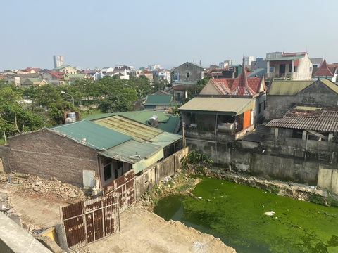 Nghệ An kết luận vụ thầy cô mượn đất của trường chưa chịu trả- Ảnh 1. Hai căn nhà tập thể chưa được giải phóng ảnh hưởng đến việc thi công dự án ký túc xá Trường THPT Dân tộc nội trú tỉnh Nghệ An - Ảnh: DOÃN HÒA
