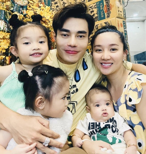 Lê Dương Bảo Lâm bị trách móc vì dạy con sai- Ảnh 1. Lê Dương Bảo Lâm và gia đình nhỏ của mình.