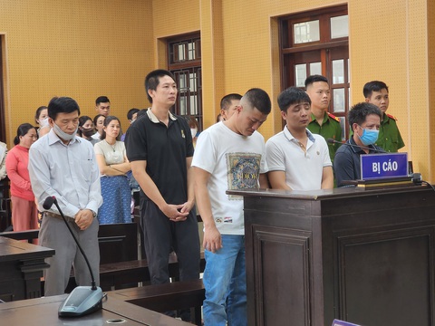 Nhận hối lộ làm giả kết luận giám định, cựu giám đốc trung tâm pháp y lãnh án tù- Ảnh 1. Các bị cáo khi nghe tòa tuyên án - Ảnh: TRẦN MAI