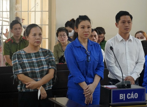 Nữ đại gia Vũng Tàu cho vay lãi nặng và rửa tiền đối diện bao nhiêu năm tù?- Ảnh 1. Nữ đại gia Vũng Tàu Lâm Thị Thu Trà (giữa) và hai bị cáo đồng phạm tại tòa sáng 8-5 - Ảnh: Đ.H.