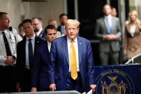 4 vụ án hình sự chống ông Trump đều có diễn biến mới- Ảnh 1. Ông Donald Trump có mặt tại tòa hình sự bang New York ngày 7-5 - Ảnh: Reuters