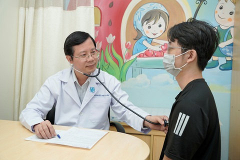 Cách tối ưu chiều cao và lưu ý trong tiêm phòng HPV ở trẻ- Ảnh 1. Ths.Bs. Nguyễn Huy Luân thăm khám tư vấn cho bệnh nhân