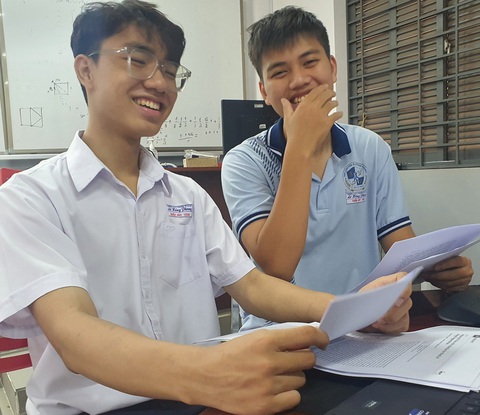 Học sinh Trường chuyên Lê Hồng Phong đã được cấp visa đi Mỹ thi khoa học kỹ thuật quốc tế- Ảnh 1. Quốc Bảo (trái) và Tuấn Hy, học sinh Trường THPT chuyên Lê Hồng Phong, là hai học sinh TP.HCM dự thi khoa học kỹ thuật quốc tế 2024 tại Mỹ - Ảnh: H.HG.