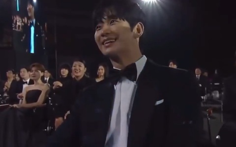 Lễ trao giải Baeksang 2024 và 'vựa muối' Kim Soo Hyun- Ảnh 3. Và đúng như sự mong đợi, camera đã nhanh chóng bắt cận cảnh biểu cảm từ cười hớn hở sang cười sượng, ngại ngùng của Kim Soo Hyun khi xem hai đoạn clip.