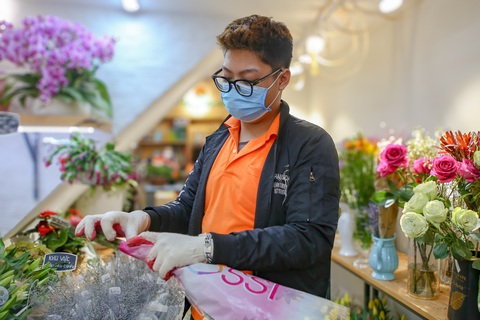 Nhiều bạn trẻ làm thêm giờ ở các tiệm hoa tươi, nhà hàng, quán ăn để kiếm thêm thu nhập - Ảnh: HÀ QUÂN Nhiều bạn trẻ làm thêm giờ ở các tiệm hoa tươi, nhà hàng, quán ăn để kiếm thêm thu nhập - Ảnh: HÀ QUÂN
