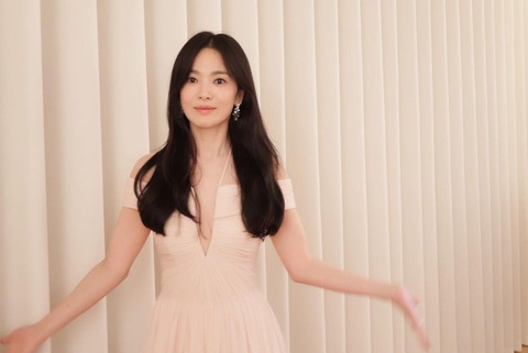 Song Hye Kyo vô tư 'xả ảnh' giữa ồn ào chạm mặt chồng lẫn bồ cũ- Ảnh 5. Song Hye Kyo đẹp ngất ngây trong bộ váy phớt hồng khoét sâu trước ngực, được nữ diễn viên khéo léo kết hợp cùng phụ kiện hoa tai và nhẫn A Fleur D'eau của Chaumet, được làm bằng vàng trắng và kim cương.