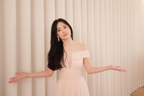 Song Hye Kyo vô tư 'xả ảnh' giữa ồn ào chạm mặt chồng lẫn bồ cũ- Ảnh 4. Song Hye Kyo tuổi 43, vẫn đẹp rạng ngời, độc thân và hạnh phúc