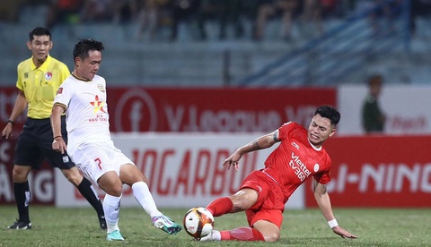 Nhiều cầu thủ Hồng Lĩnh Hà Tĩnh bị điều tra liên quan đến ma túy- Ảnh 1. Cầu thủ Đinh Thanh Trung (trái) - Ảnh: VPF
