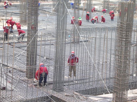 Thái Lan lo ngành thép sụp đổ vì làn sóng bán phá giá từ Trung Quốc- Ảnh 1. Công nhân làm việc tại một công trường xây dựng ở Bangkok, Thái Lan - Ảnh: BANGKOK POST