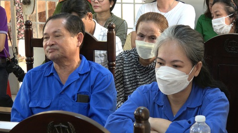 Nữ đại gia Vũng Tàu cho vay lãi nặng và rửa tiền đối diện bao nhiêu năm tù?- Ảnh 3. Thiện Soi (trái) và Trần Thị Kim Loan (phải) tại tòa sáng 8-5 - Ảnh: ĐÔNG HÀ