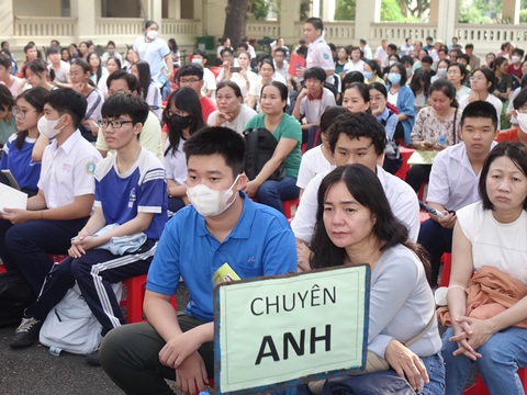 TP.HCM tuyển sinh lớp 10 chuyên Anh đề án: Thi thế nào, học ra sao?- Ảnh 1. Phụ huynh và học sinh lớp 9 quan tâm đến lớp chuyên Anh truyền thống và lớp chuyên Anh đề án tham dự buổi tư vấn tuyển sinh lớp 10 do Trường THPT chuyên Lê Hồng Phong, TP.HCM tổ chức ngày 5-5-2024 - Ảnh: NHƯ HÙNG