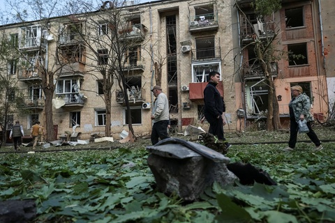Nga chiếm thêm đất tại Kharkov, Ukraine cho tù nhân nhập ngũ- Ảnh 2. Hậu quả một cuộc không kích của Nga ở Kharkov - Ảnh: REUTERS
