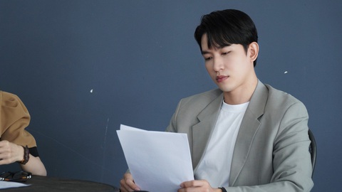 Thúy Ngân vào vai của Hwang Jung Eum trong Secret love bản Việt- Ảnh 2. Trong phim, Võ Cảnh vào vai Minh Huy – người thừa kế của một gia đình kinh doanh khách sạn giàu có, sống hưởng thụ và chưa bao giờ lo nghĩ về tiền.