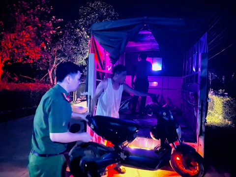 Nam sinh đi lạc gần 50km, công an dùng xe chuyên dụng chở về- Ảnh 1. Công an dùng xe chuyên dụng để chở em T. và chiếc xe hết điện về nhà an toàn - Ảnh: H.A.
