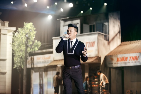 Đàm Vĩnh Hưng hát trong live show Ngày em thắp sao trời - Ảnh: Facebook nhân vật Những huy hiệu cài trên trang phục Đàm Vĩnh Hưng diễn trong live show Ngày em thắp sao trời là
