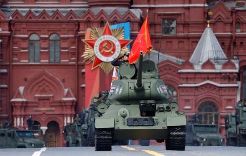 Tổng thống Nga cảm ơn lãnh đạo Lào vì đã tặng xe tăng T-34- Ảnh 1. Chiếc xe tăng T-34, niềm tự hào của người Nga, dẫn đầu các phương tiện quân sự tiến vào Quảng trường Đỏ trong buổi tổng duyệt lễ duyệt binh nhân Ngày Chiến thắng hôm 5-5 - Ảnh: REUTERS