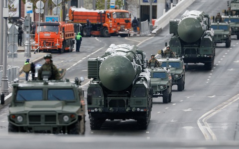 Nga duyệt binh Ngày Chiến thắng, ông Putin răn đe phương Tây- Ảnh 3. Tên lửa đạn đạo xuyên lục địa Yars cùng xe bọc thép BTR-82A tiến về quảng trường Đỏ - Ảnh: REUTERS