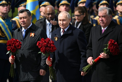 Tổng thống Putin gặp tướng lĩnh tiền tuyến ở Ukraine- Ảnh 1. Tổng thống Nga Vladimir Putin (giữa), Tổng thống Kyrgyzstan Sadyr Japarov và Tổng thống Tajikistan Emomali Rakhmon đặt hoa lên Đài tưởng niệm Chiến sĩ vô danh Nga vào sáng 9-5 - Ảnh: REUTERS