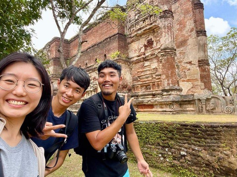 Vợ chồng Việt - Nhật 'mua' một năm tuổi trẻ để đi 20 quốc gia- Ảnh 6. Một tấm ảnh cận cảnh hiếm hoi của hai vợ chồng Quang Dũng (người đứng giữa) trong chuyến đi do Chiaki chụp selfie - Ảnh nhân vật cung cấp