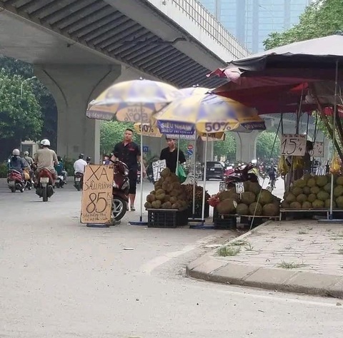 Ảnh vui 9-5: Anh trai bán sầu riêng có chiếc ô 'siêu to khổng lồ'- Ảnh 1. Lại lý do chỉ vì... miếng cơm manh áo nữa thì chịu?!