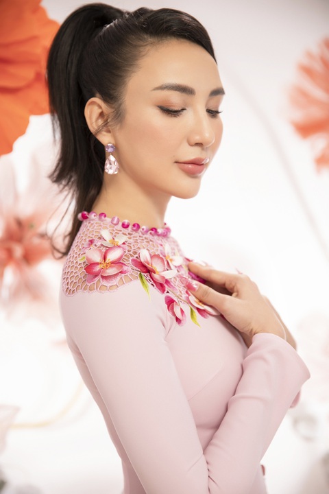 Trong không gian ngập tràn hoa, Ngọc Diễm khoe nhan sắc rạng rỡ, khiến nhiều người trầm trồ. Thậm chí không ít khán giả cho rằng nàng hậu quê Khánh Hòa ngày càng trẻ trung, nhuận sắc hơn so với thời mới đăng quang. Ngọc Diễm nói dù bận rộn với nhiều vai trò khác nhau như làm hoa hậu, doanh nhân hay làm mẹ song cô vẫn cố gắng cân bằng thời gian cho bản thân, tìm niềm vui trong công việc. Nhờ suy nghĩ tích cực mà bà mẹ một con ngày càng trẻ trung khiến ai cũng phải ngưỡng mộ.