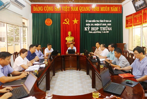 Cảnh cáo cựu chủ tịch huyện Chư Sê, Gia Lai- Ảnh 1. Kỳ họp thứ 44 Ủy ban Kiểm tra Tỉnh ủy Gia Lai xem xét sai phạm của các cựu lãnh đạo UBND huyện Chư Sê - Ảnh: ĐĂNG VŨ