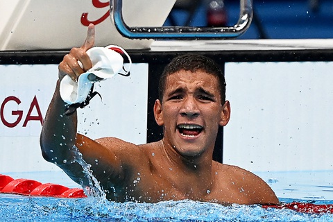 Ahmed Hafnaoui và khoảnh khắc ăn mừng chiến thắng tại Olympic Tokyo - Ảnh: AFP Ahmed Hafnaoui và khoảnh khắc ăn mừng chiến thắng tại Olympic Tokyo - Ảnh: AFP