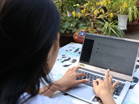 Google: Khả năng tiếp cận AI của học sinh Việt Nam có bước phát triển- Ảnh 1. Học sinh sử dụng ChatGPT, một trong những ứng dụng AI phổ biến hiện nay, trong học tập - Ảnh: TRỌNG NHÂN