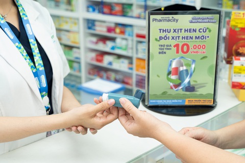 Triển khai chương trình ‘Thu xịt hen cũ - Đổi xịt hen mới’- Ảnh 1. Khách hàng có thể đem bất kỳ bình xịt hen cũ nào đến Pharmacity để được trợ giá lên đến 10.000 đồng khi mua bình xịt mới