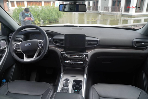 Nội thất xe có phần đơn giản so với đối thủ Hàn Quốc - Ảnh: Đại lý Ford