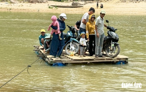 Thót tim cảnh người dân miền núi liều mình vượt sông Tranh bằng bè tự chế- Ảnh 1. Gần mười người, trong đó có trẻ nhỏ, không ai mặc áo phao ở trên bè tự chế vượt sông Tranh - Ảnh: LÊ TRUNG