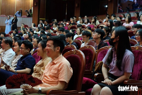 Sự kiện Phi hề bất thành chèo thu hút nhiều bạn trẻ đến xem, nghe - Ảnh: TIẾU TÙNG Sự kiện Phi hề bất thành chèo thu hút nhiều bạn trẻ đến xem, nghe - Ảnh: TIẾU TÙNG