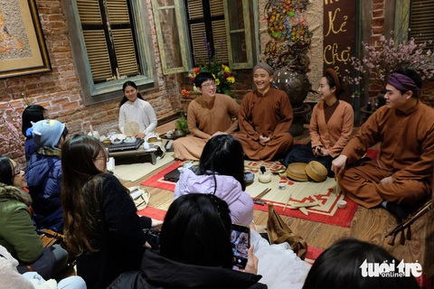 Hát xẩm Tết show với chủ đề Chiếu hoa Kẻ Chợ do Trung tâm xúc tiến quảng bá di sản văn hóa phi vật thể Việt Nam tổ chức hồi đầu năm 2024 - Ảnh: TIẾU TÙNG Hát xẩm Tết show với chủ đề Chiếu hoa Kẻ Chợ do Trung tâm xúc tiến quảng bá di sản văn hóa phi vật thể Việt Nam tổ chức hồi đầu năm 2024 - Ảnh: TIẾU TÙNG