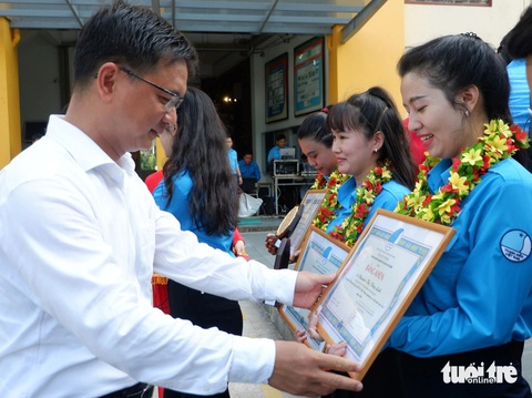 Vinh danh 54 thủ lĩnh thanh niên TP.HCM 2024- Ảnh 1. Trưởng Ban Dân vận Thành ủy TP.HCM Nguyễn Mạnh Cường trao bằng khen cho các thủ lĩnh thanh niên được tuyên dương - Ảnh: K.ANH
