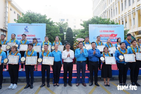 Vinh danh 54 thủ lĩnh thanh niên TP.HCM 2024- Ảnh 3. Lãnh đạo chụp ảnh lưu niệm cùng các gương thủ lĩnh thanh niên được tuyên dương - Ảnh: K.ANH