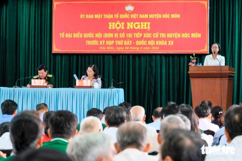Cử tri TP.HCM đặt vấn đề về quản lý trường quốc tế sau vụ phát sách nhạy cảm- Ảnh 1. Tổ đại biểu Quốc hội đơn vị 10 tiếp xúc cử tri huyện Hóc Môn sáng 9-5 - Ảnh: PHƯƠNG NHI