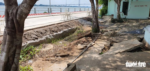 Dân tố công trình chống sạt lở gây sụt lún thiệt hại hàng trăm triệu đồng- Ảnh 3. Công trình kè đã hoàn thành nhưng phần đất sụp lún của ông Thành chưa được khắc phục hiện trạng - Ảnh: T.T.