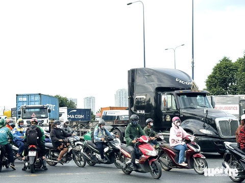 Tai nạn giao thông chết người nhiều nhất thường rơi vào thứ bảy, chủ nhật ở quốc lộ 1, quốc lộ 50- Ảnh 2. Các đơn vị dựa vào khảo sát, đánh giá dữ liệu để đưa ra nhóm giải pháp kéo giảm tai nạn giao thông ở TP.HCM. Trong ảnh: xe máy đi lại khá lộn xộn ở TP Thủ Đức - Ảnh: THU DUNG
