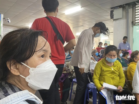 Người bệnh mạn tính mỏi mòn chờ đợi lãnh thuốc bảo hiểm y tế- Ảnh 4. Chị L.T.H. (42 tuổi, Tiền Giang), ngồi chờ đến lượt mình, chia sẻ: