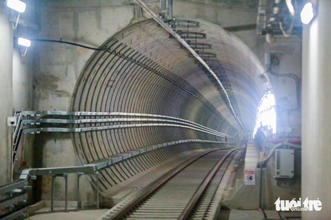Đẩy nhanh nghiệm thu phòng cháy chữa cháy tuyến metro số 1 để vận hành thương mại- Ảnh 1. Đường hầm ngầm đoạn kết nối ga Bến Thành và Nhà hát TP.HCM (thuộc tuyến metro số 1) - Ảnh: CHÂU TUẤN