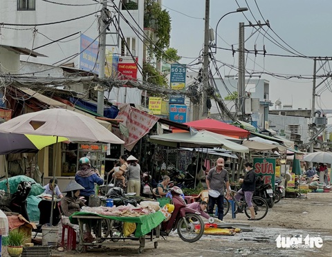 Buôn bán cá tôm tràn xuống lòng đường, xả nước thải gây hôi thối cả khu vực- Ảnh 4. Nhiều người xả nước bẩn trực tiếp ra đường sau khi xử lý thực phẩm - Ảnh: NGỌC QUÝ