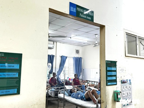 20 sinh viên nghi ngộ độc sau khi ăn trong căng tin ký túc xá Đại học Quốc gia- Ảnh 1. Các sinh viên nghi bị ngộ độc thực phẩm sau khi ăn cơm tại một căng tin tòa nhà trong ký túc xá - Ảnh: THU HIẾN