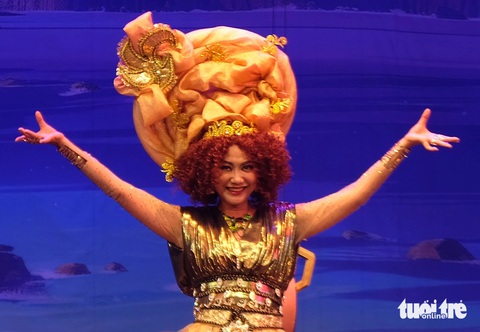 Nữ thần Khổng Lồ Hồng Ánh rất hào hứng... bắt vịt, fan Ngày xửa ngày xưa cũng đang canh chờ ngày Hồng Ánh... dính vịt! - Ảnh: LINH ĐOAN Nữ thần Khổng Lồ Hồng Ánh rất hào hứng... bắt vịt, fan Ngày xửa ngày xưa cũng đang canh chờ ngày Hồng Ánh... dính vịt! - Ảnh: LINH ĐOAN