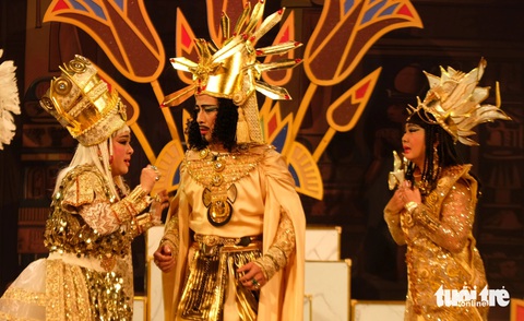 Hồng Ánh tuyên bố nhóm Hoàng cung... banh chành! - Ảnh: LINH ĐOAN Hồng Ánh tuyên bố nhóm Hoàng cung... banh chành! - Ảnh: LINH ĐOAN