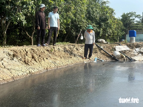 Vựa chế biến trái cây gây ô nhiễm khiến người dân bức xúc- Ảnh 1. Cận cảnh hố chứa nước thải trái phép sau lưng vựa trái cây Sáu Thuộc bốc mùi hôi thối tiếp giáp với khu vực dân cư sinh sống và trồng cây ăn trái xã Mỹ Hiệp, huyện Cao Lãnh - Ảnh: ĐẶNG TUYẾT