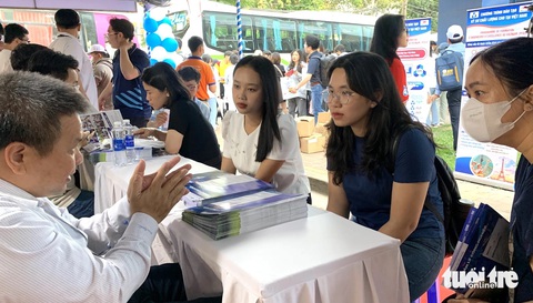 Các ưu tiên xét tuyển thẳng của Đại học Quốc gia TP.HCM- Ảnh 1. Học sinh và phụ huynh tìm hiểu thông tin về tuyển sinh, ưu tiên xét tuyển vào Trường đại học Bách khoa - Đại học Quốc gia TP.HCM tại Ngày hội tư vấn tuyển sinh - hướng nghiệp 2024 - Ảnh: TRẦN HUỲNH